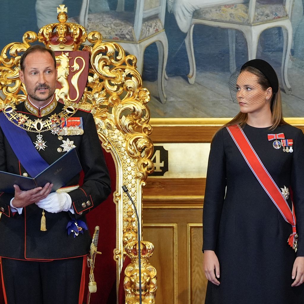 König Haakon VIII. legt im Beisein von Kronprinzessin Ingrid Alexandra im Storting den Eid ab