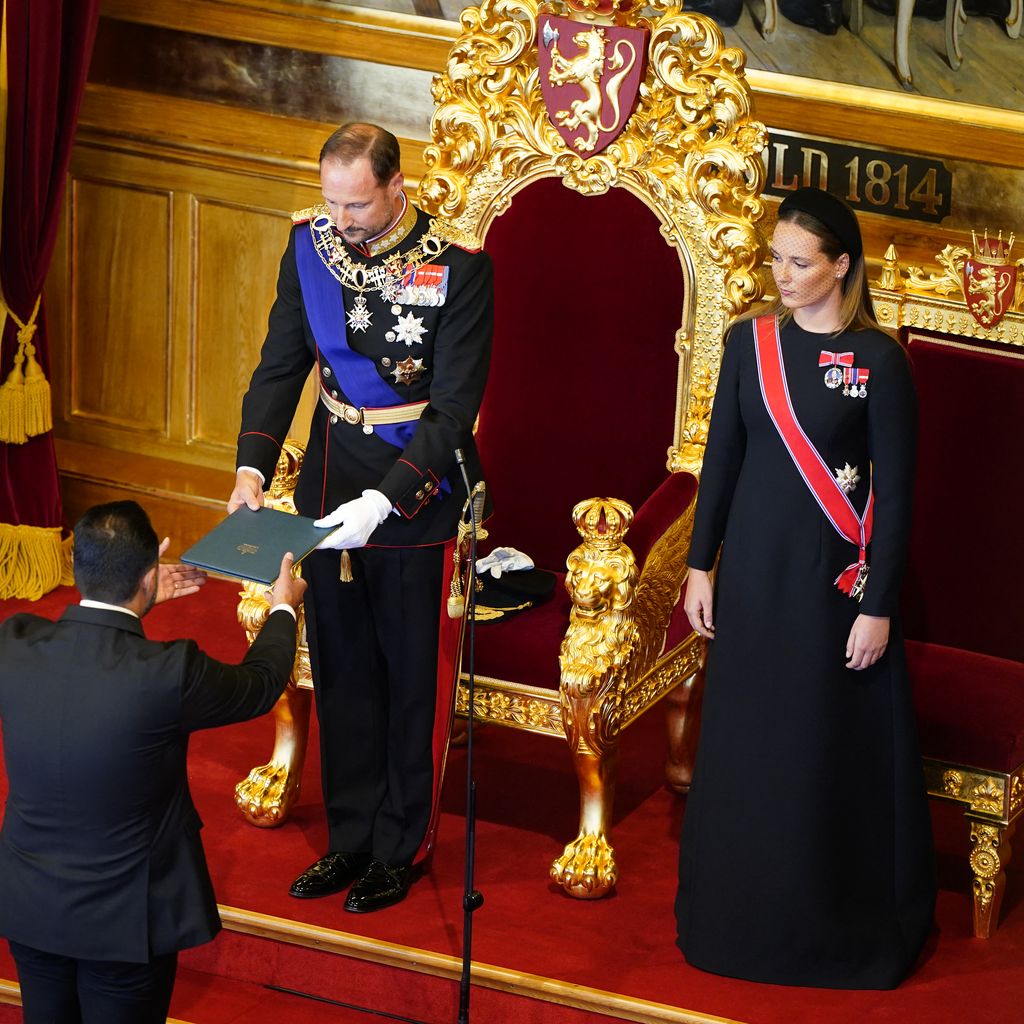 König Haakon VIII. erhält das Eid-Dokument, Kronprinzessin Ingrid Alexandra beobachtet die Zeremonie im Storting in Oslo