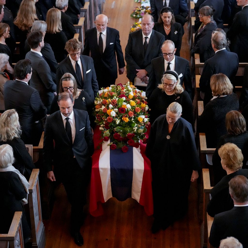 König Haakon VIII. trägt den Sarg von Prinzessin Astrid bei der Trauerfeier in der Ris-Kirche in Oslo am 23. September 2026