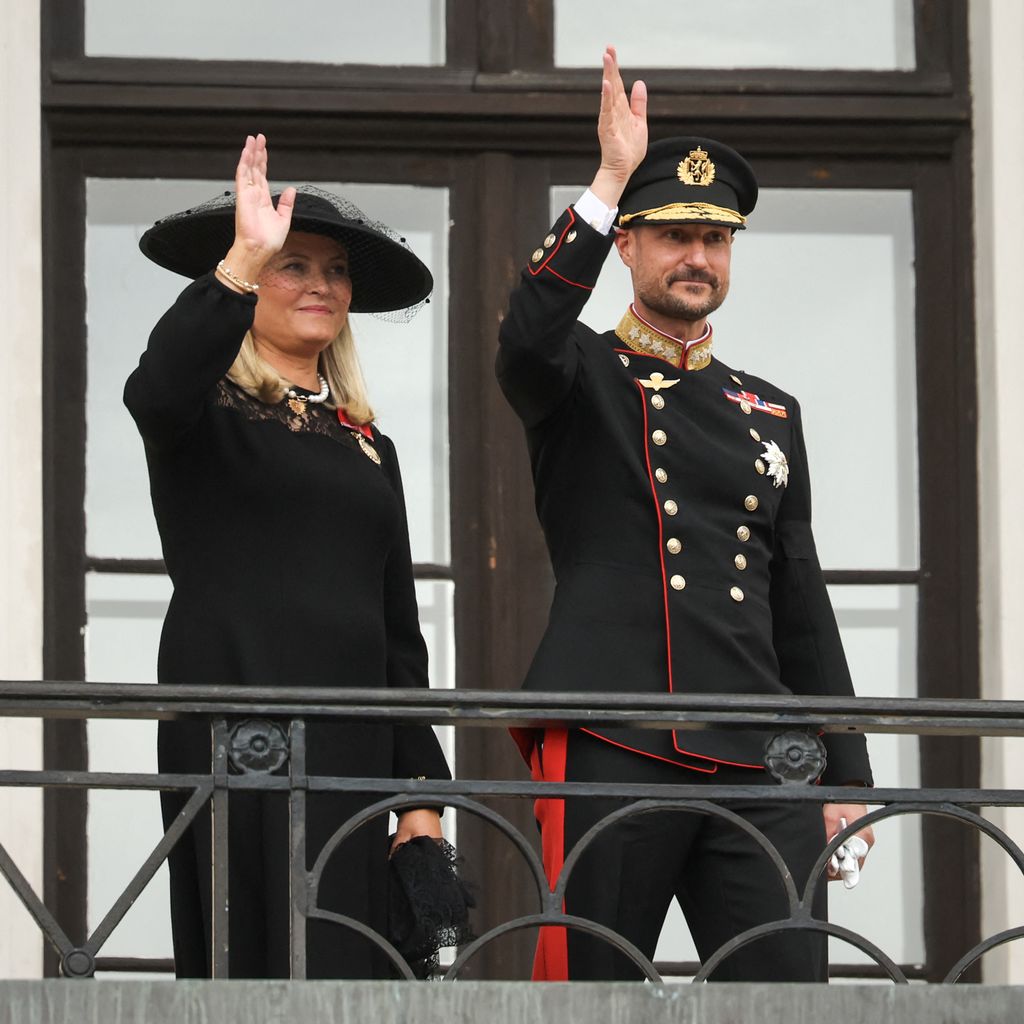 König Haakon VIII. und Königin Mette-Marit grüßen vom Balkon des Königspalasts in Oslo nach der Beisetzung von Harald V