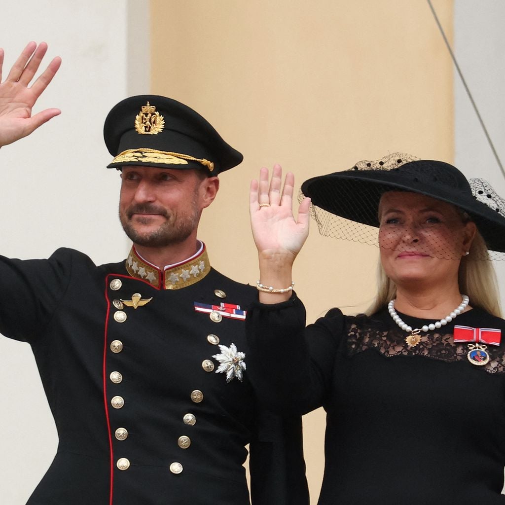 König Haakon VIII. und Königin Mette-Marit grüßen vom Balkon des Königspalasts in Oslo nach der Beisetzung von König Harald V
