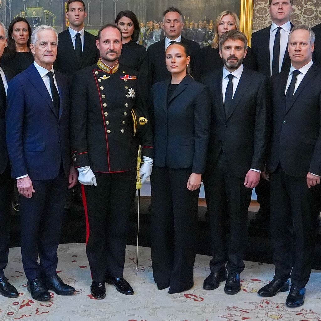 König Haakon von Norwegen und Prinzessin Ingrid Alexandra mit Premierminister Jonas Gahr Støre und Regierungsmitgliedern im Schloss Oslo