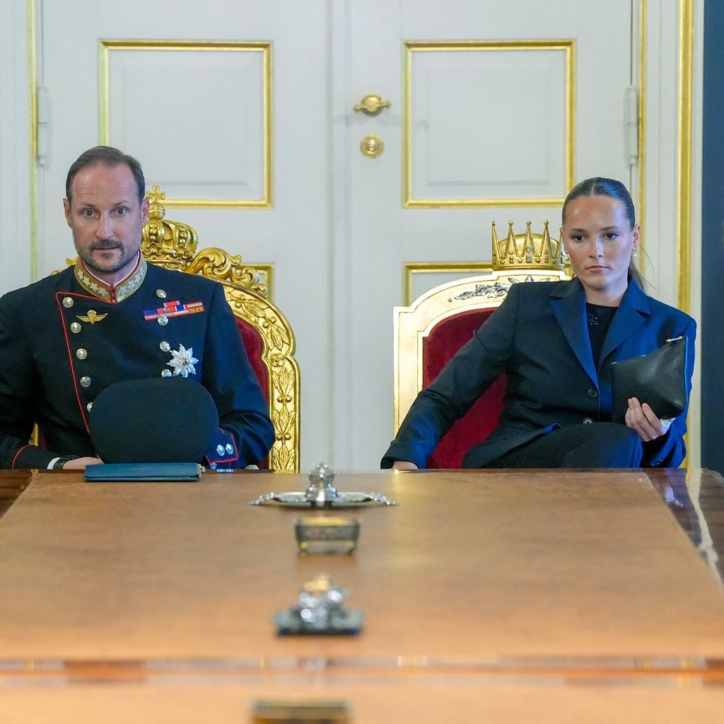 König Haakon und Prinzessin Ingrid Alexandra leiten eine außerordentliche Kabinettssitzung im Königspalast in Oslo nach dem Tod von König Harald V