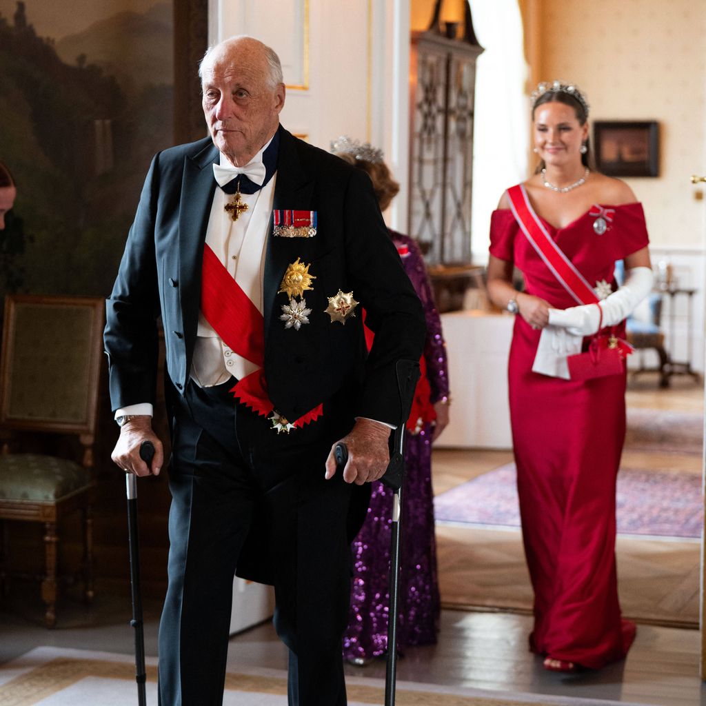 König Harald beim Empfang am Königspalast in Oslo während des Staatsbesuchs Frankreichs