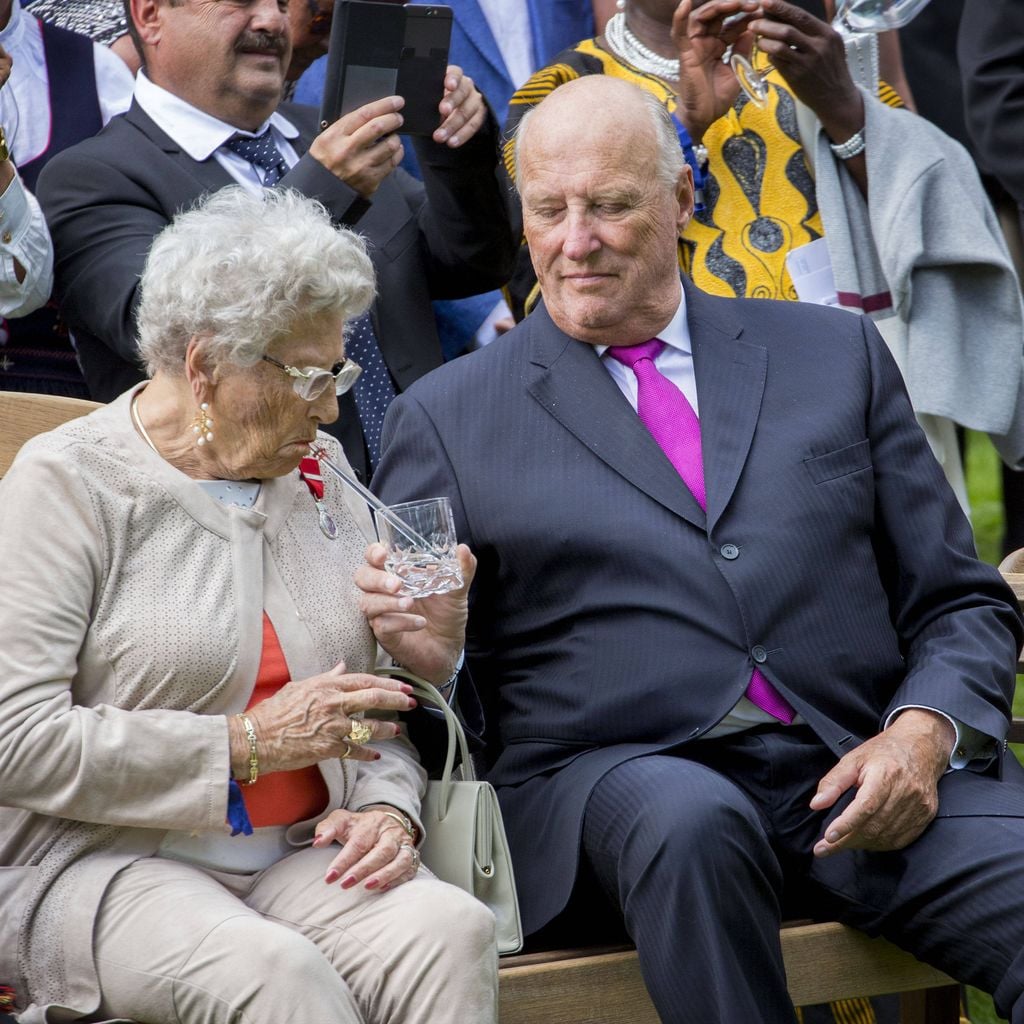 König Harald und Königin Sonja bei der Garden Party zum 25-jährigen Thronjubiläum in Oslo