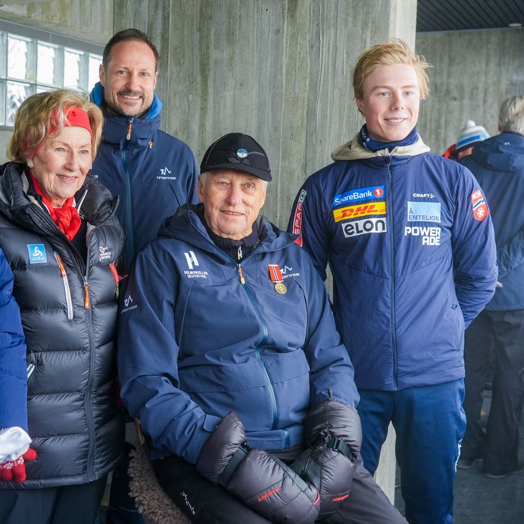 König Harald V, Kronprinz Haakon und Königin Sonja mit Frida Karlsson und Einar Hedegart beim Weltcup in Holmenkollen, Oslo, 14. März 2026