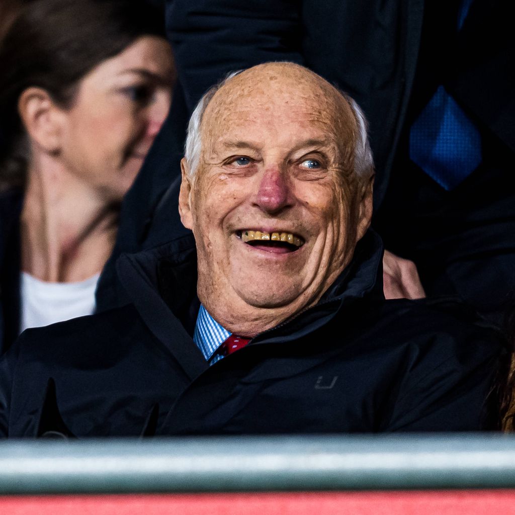 König Harald verfolgt Norwegen gegen Estland in der WM-Qualifikation in Oslo, November 2025