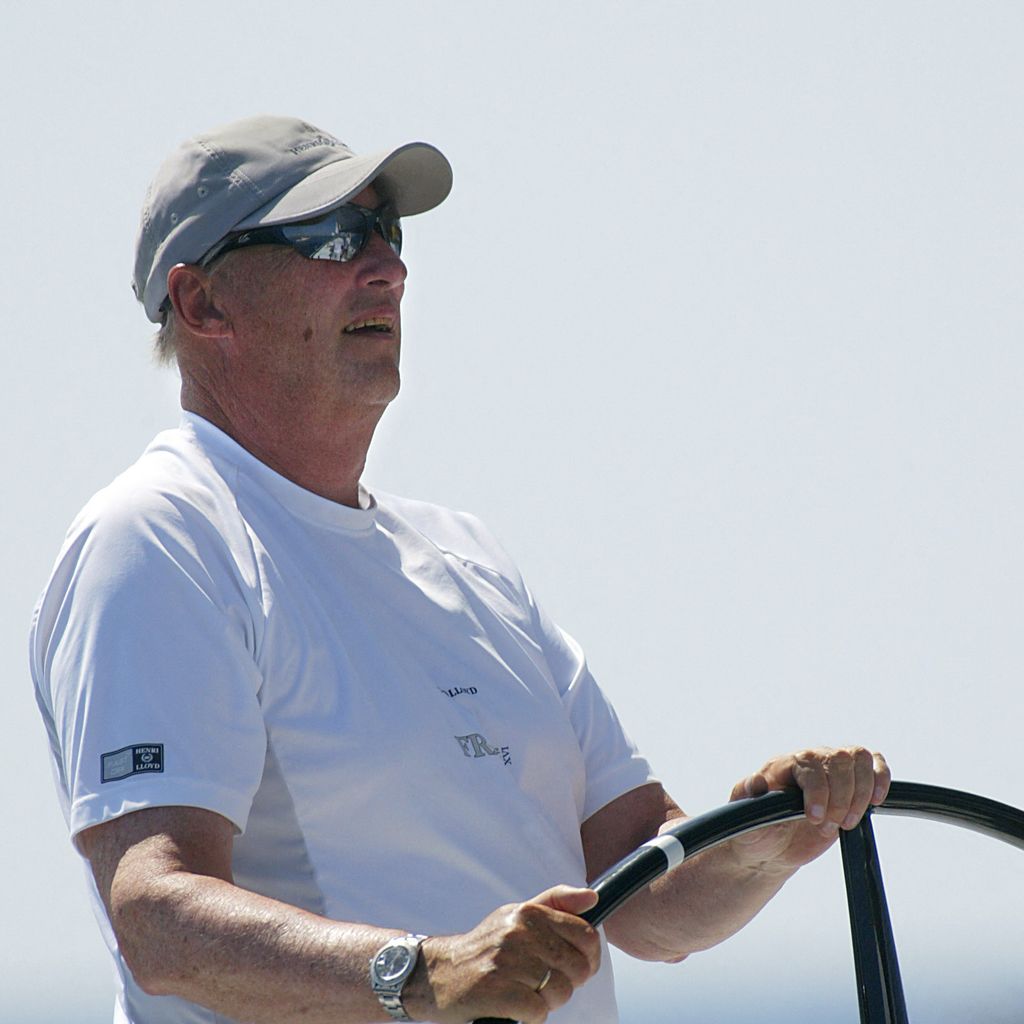 König Harald von Norwegen steuert die "Fram Xvi" bei der Breitling-Regatta vor Palma de Mallorca, 2006