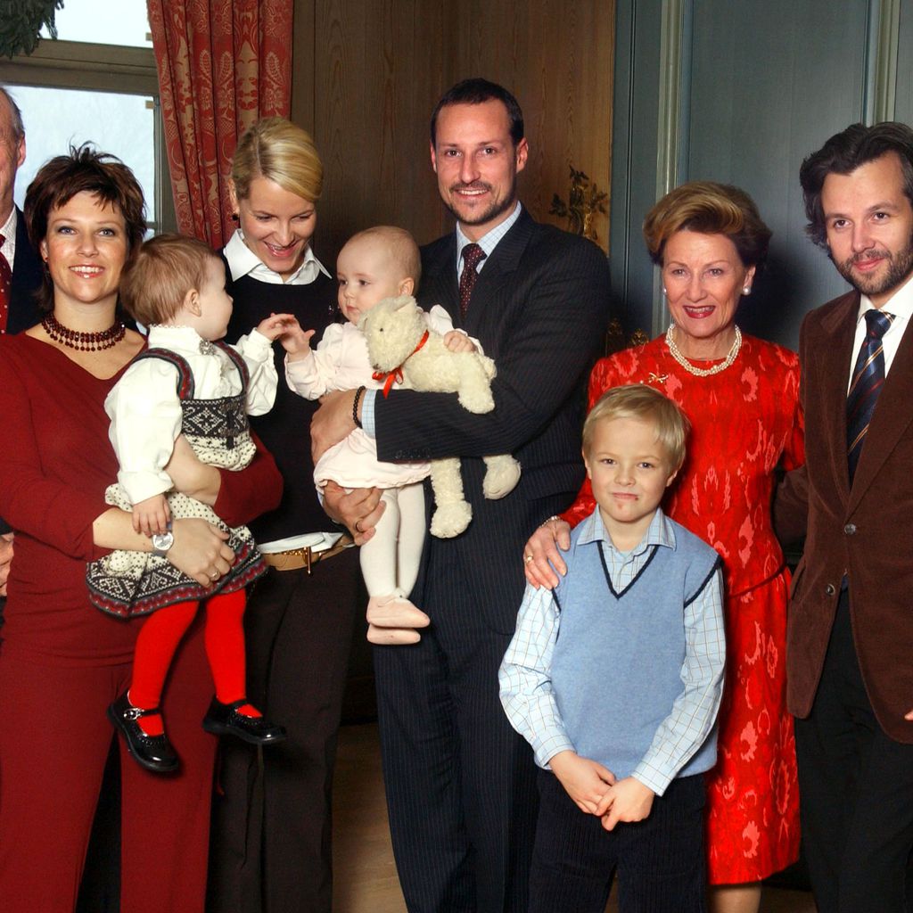 König Harald mit Märtha Louise, Mette-Marit, Haakon, Königin Sonja, Ari Behn und weitere Royals