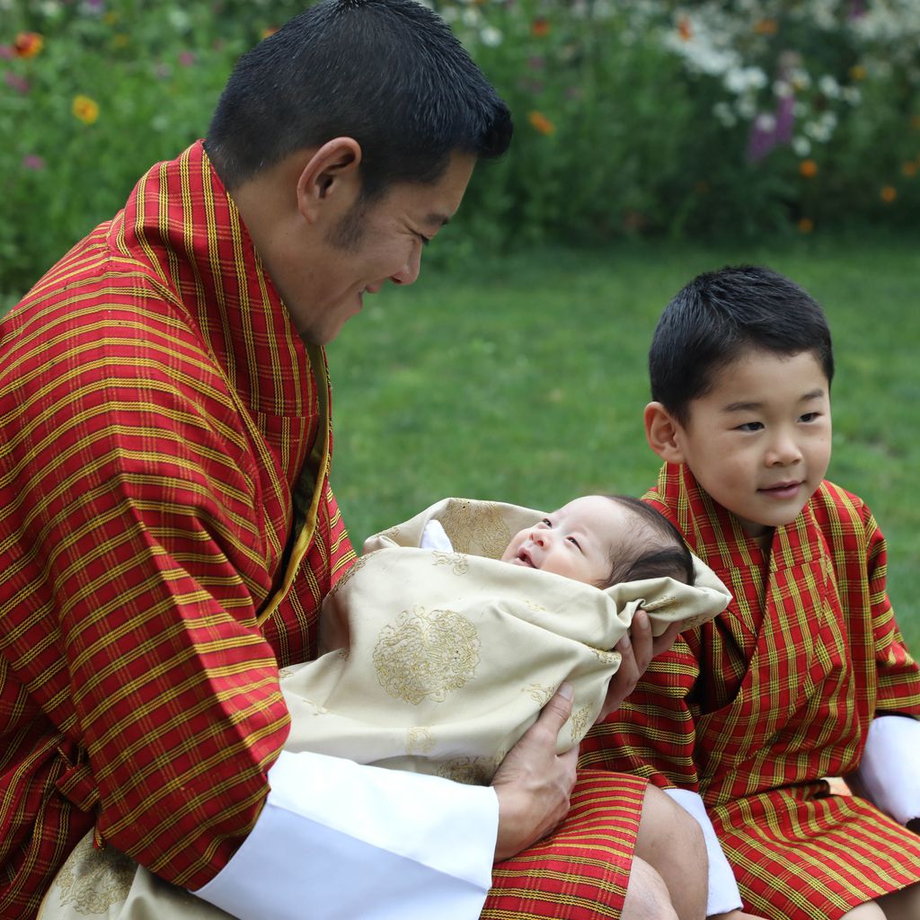 König Jigme Khesar Namgyel Wangchuck und seine beiden Söhne in Thimphu im Mai 2020