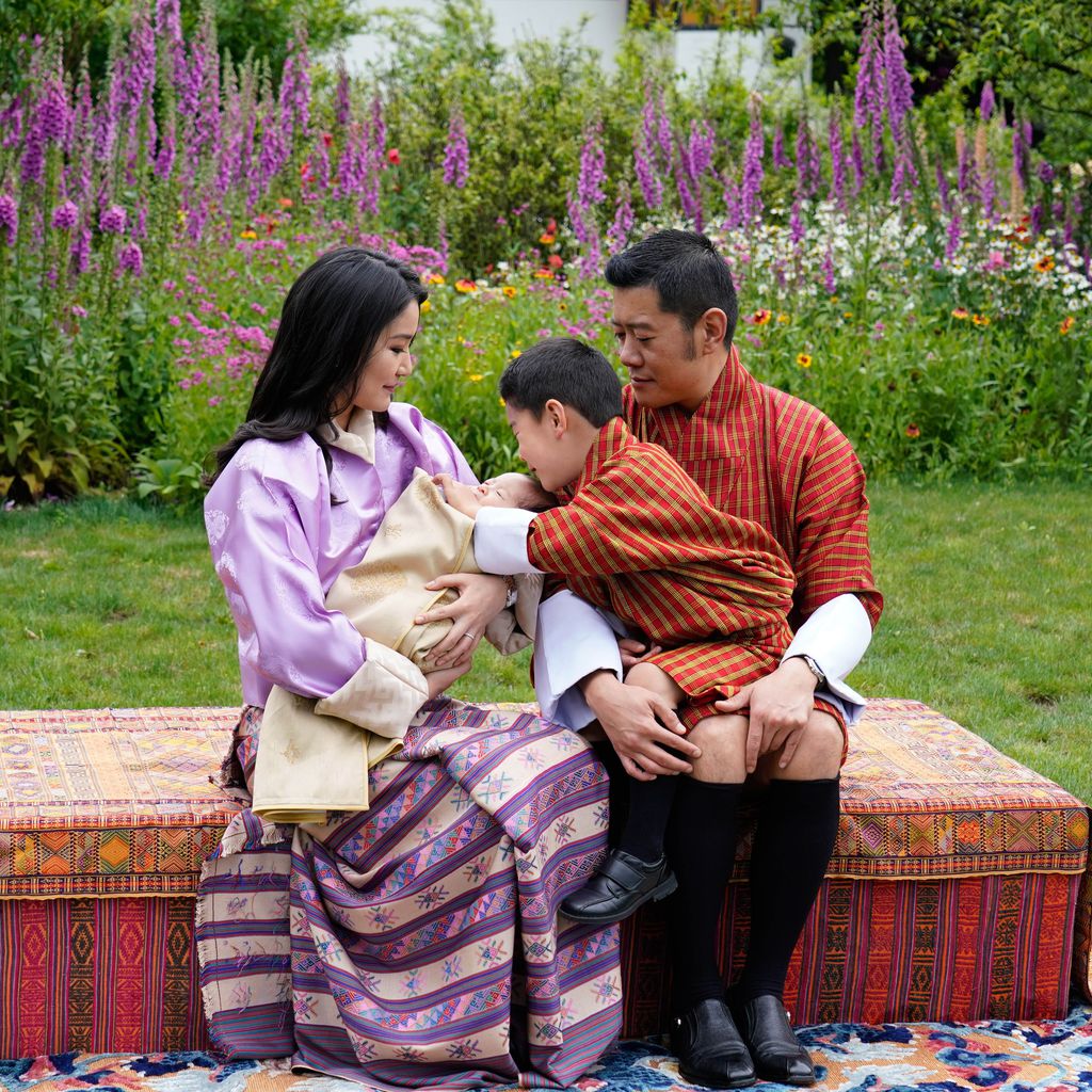 König Jigme Khesar Namgyel Wangchuck, Königin Jetsun Pema und ihre Söhne in Thimphu im Mai 2020