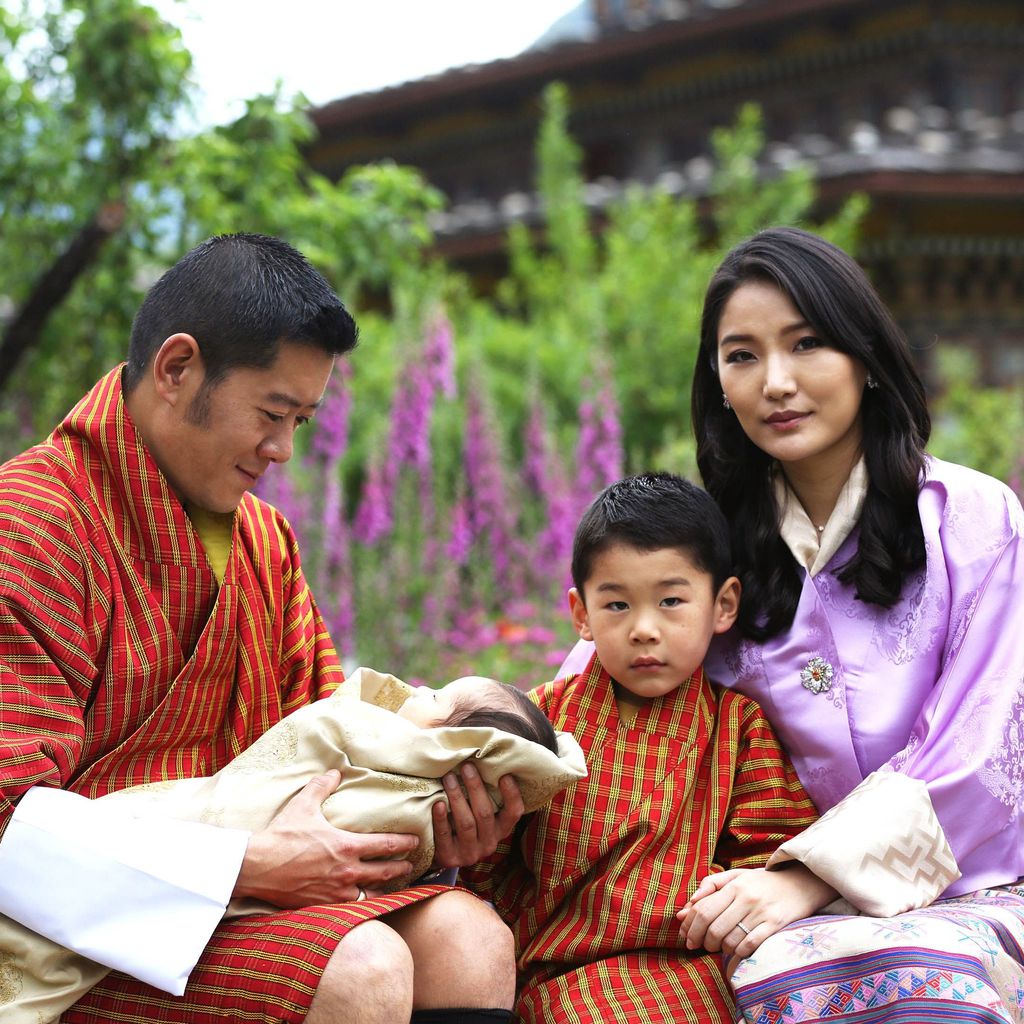 König Jigme Khesar Namgyel Wangchuck, Königin Jetsun Pema und ihre Söhne in Thimphu im Mai 2020