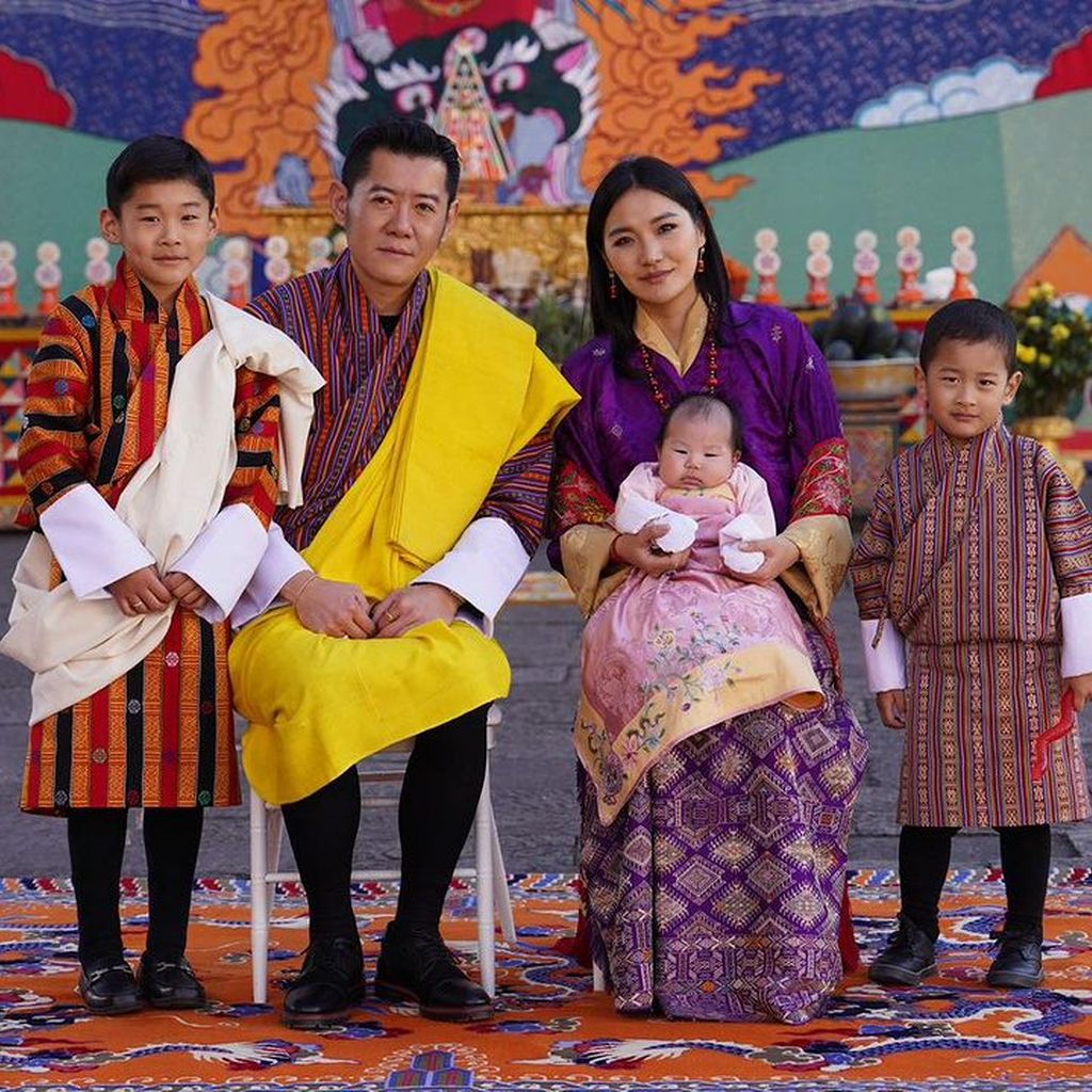 König Jigme und Königin Jetsun mit ihrem Nachwuchs