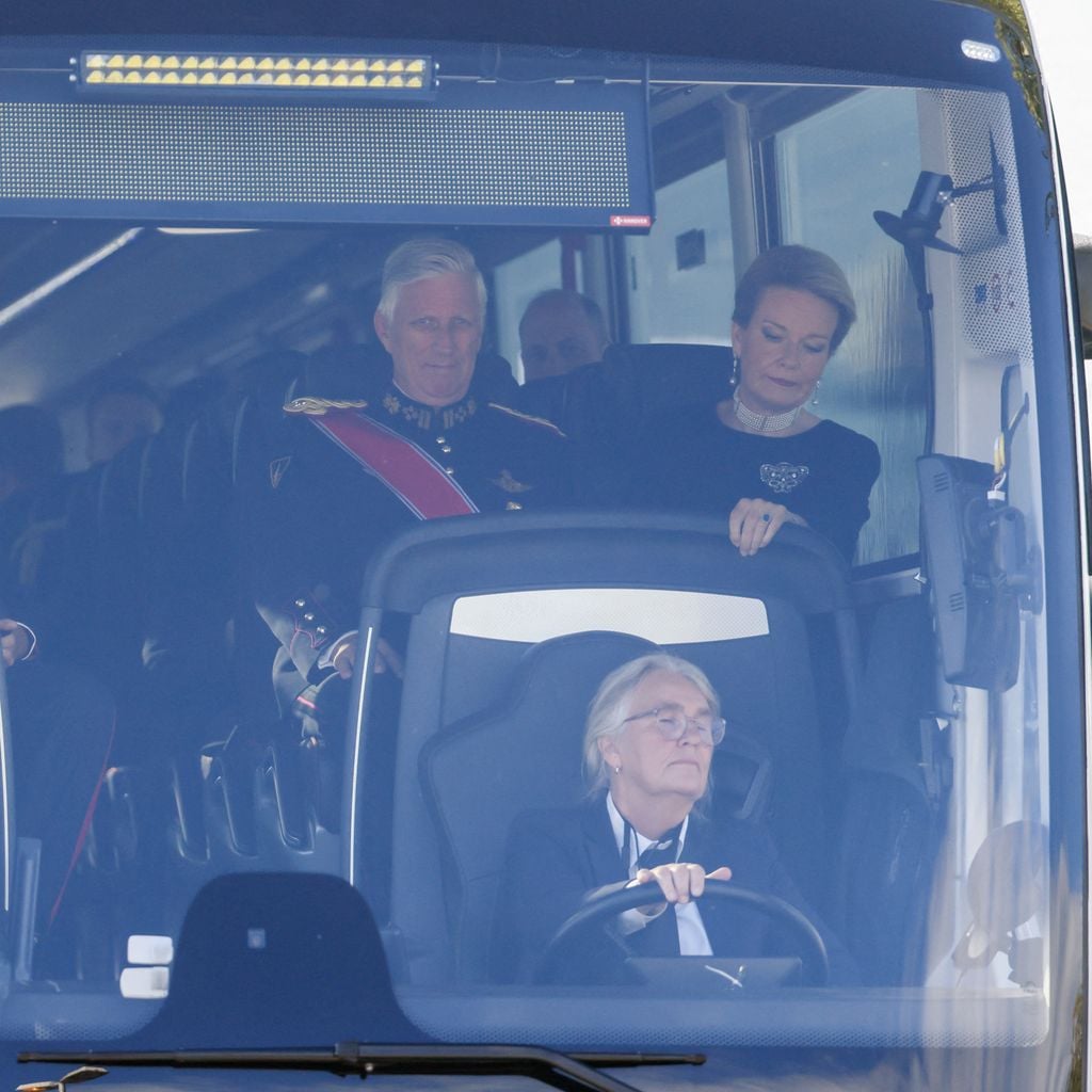 König Philippe und Königin Mathilde von Belgien im Shuttlebus zur Trauerfeier für König Harald V, 2026