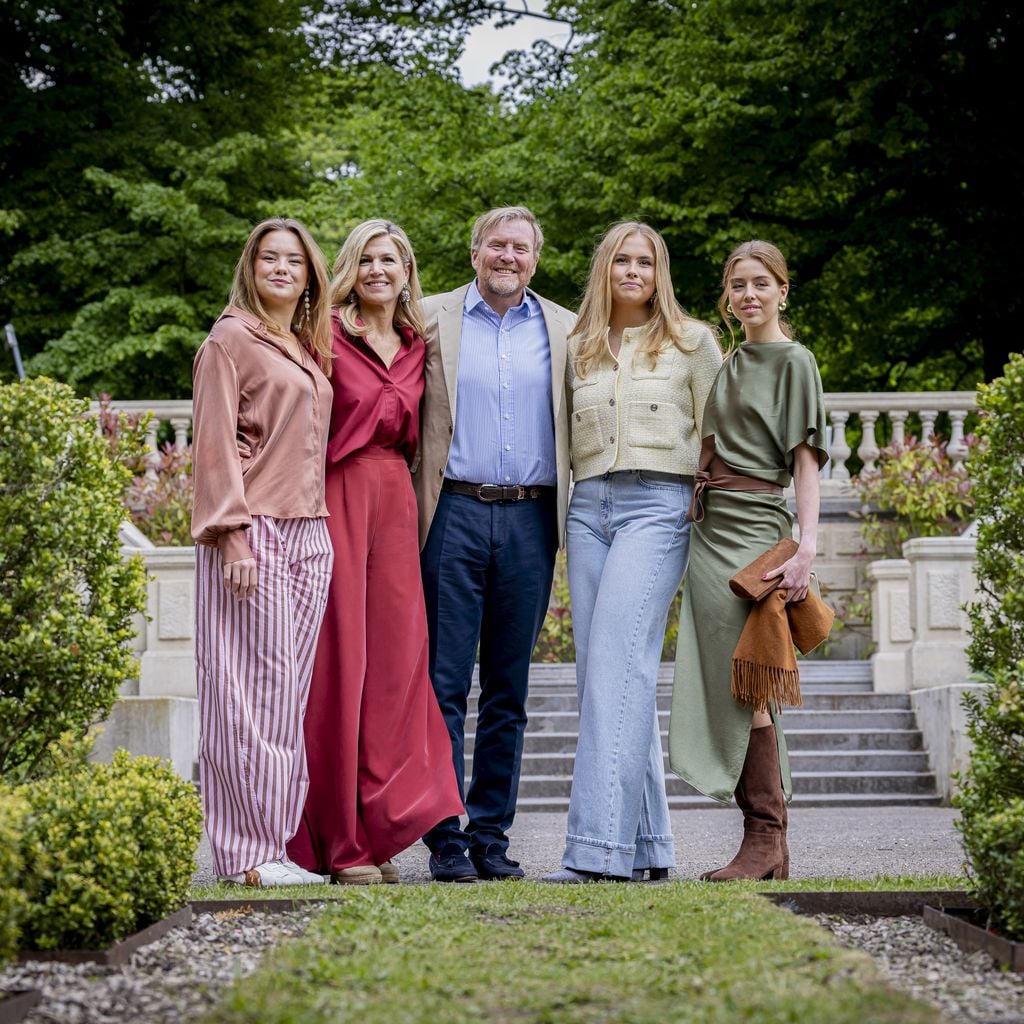 König Willem-Alexander, Königin Máxima, Prinzessin Amalia, Prinzessin Alexia und Prinzessin Ariane bei der Sommerfotosession in Den Haag
