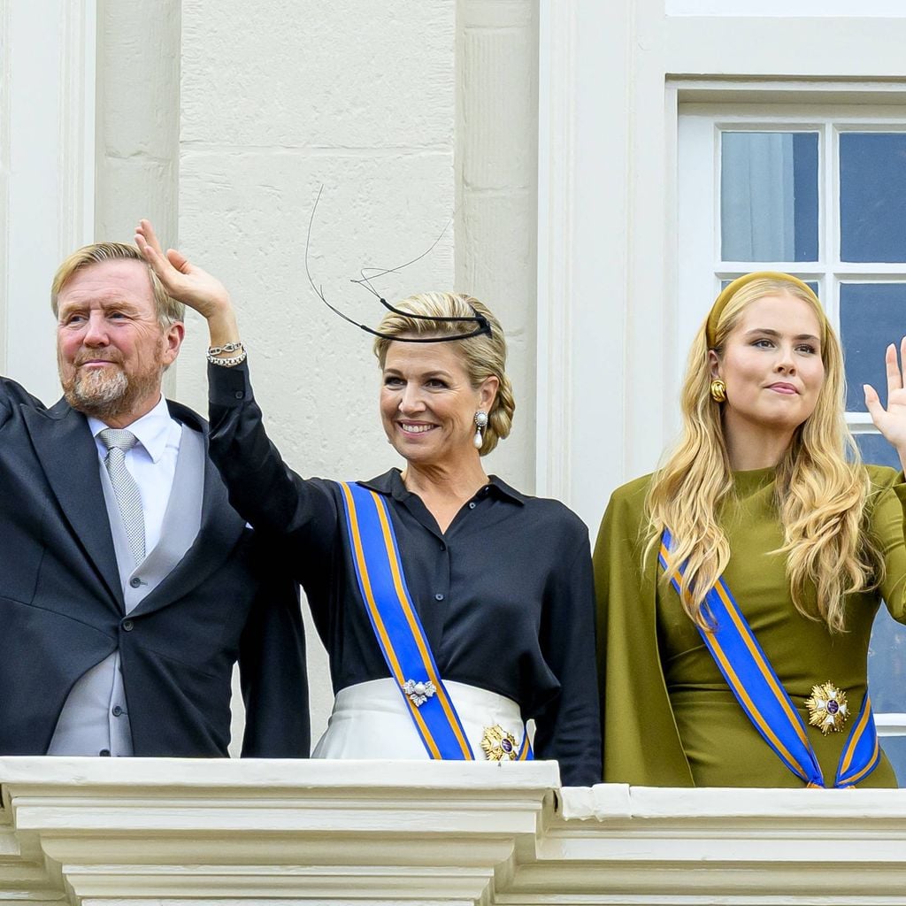 König Willem-Alexander, Königin Máxima und Prinzessin Amalia grüßen zum Prinsjesdag 2026 in Den Haag vom Balkon des Paleis Noordeinde