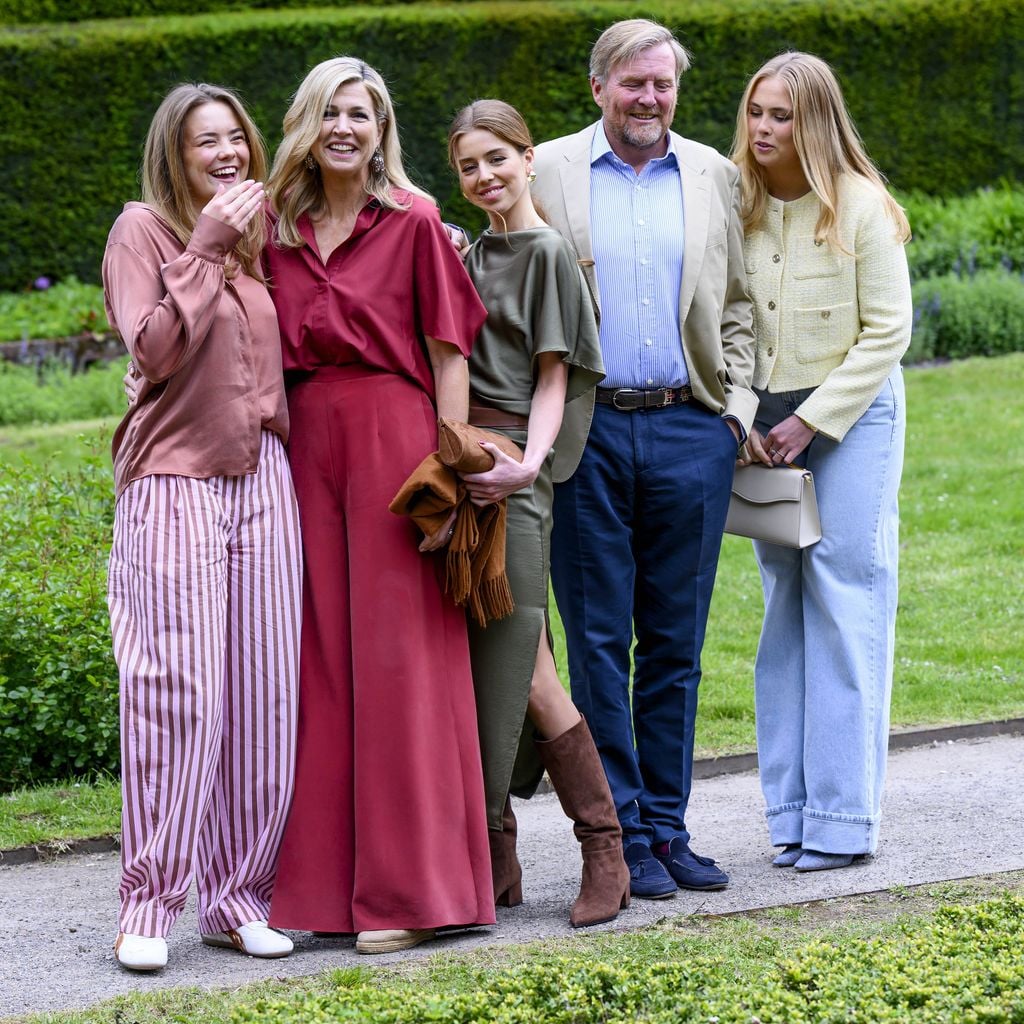 König Willem-Alexander und Königin Máxima mit Prinzessin Amalia, Prinzessin Ariane und Prinzessin Alexia bei der Frühlings-Fotosession in Clingendael