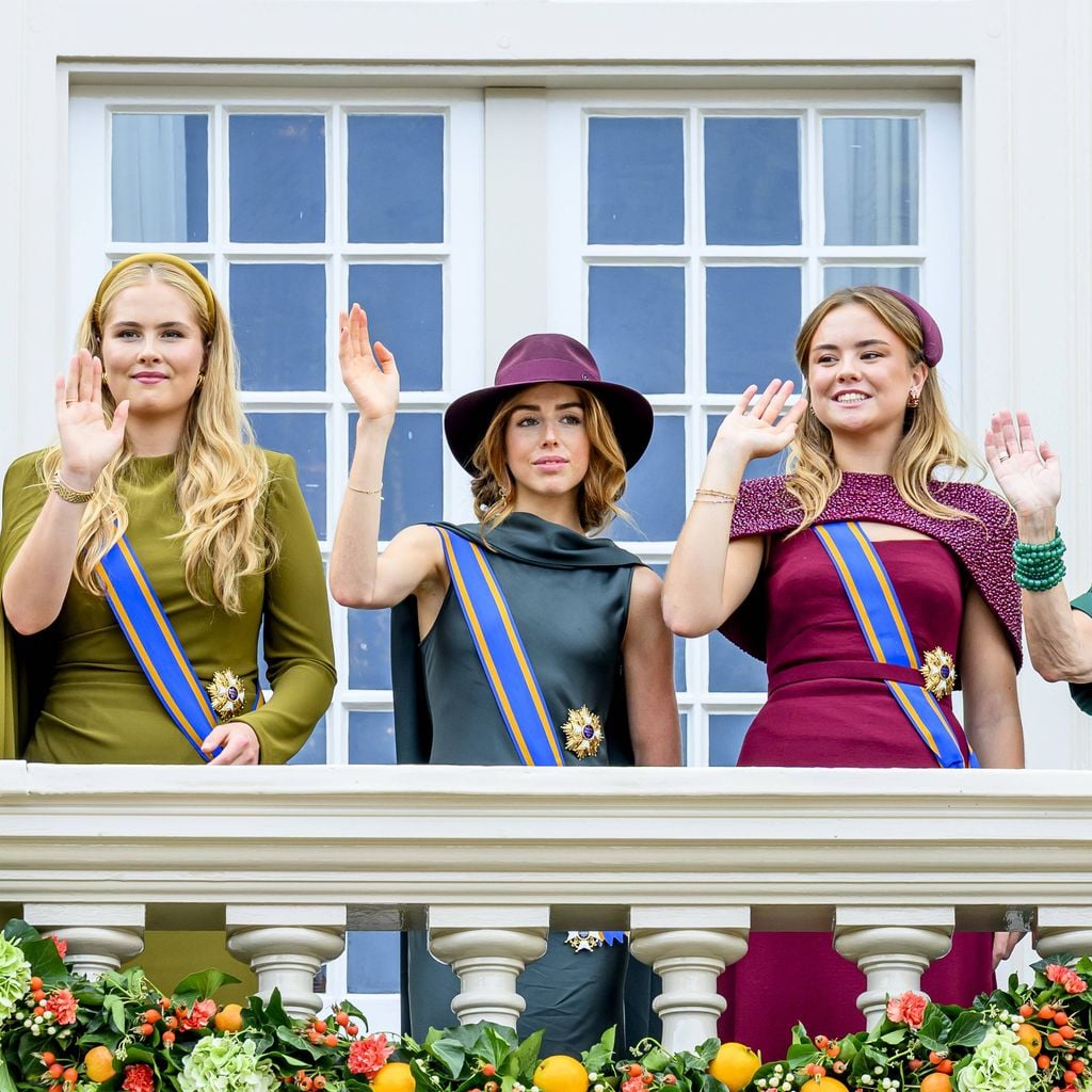 König Willem-Alexander und Königin Máxima mit Prinzessin Amalia, Prinzessin Ariane und Prinzessin Alexia am Noordeinde-Palast
