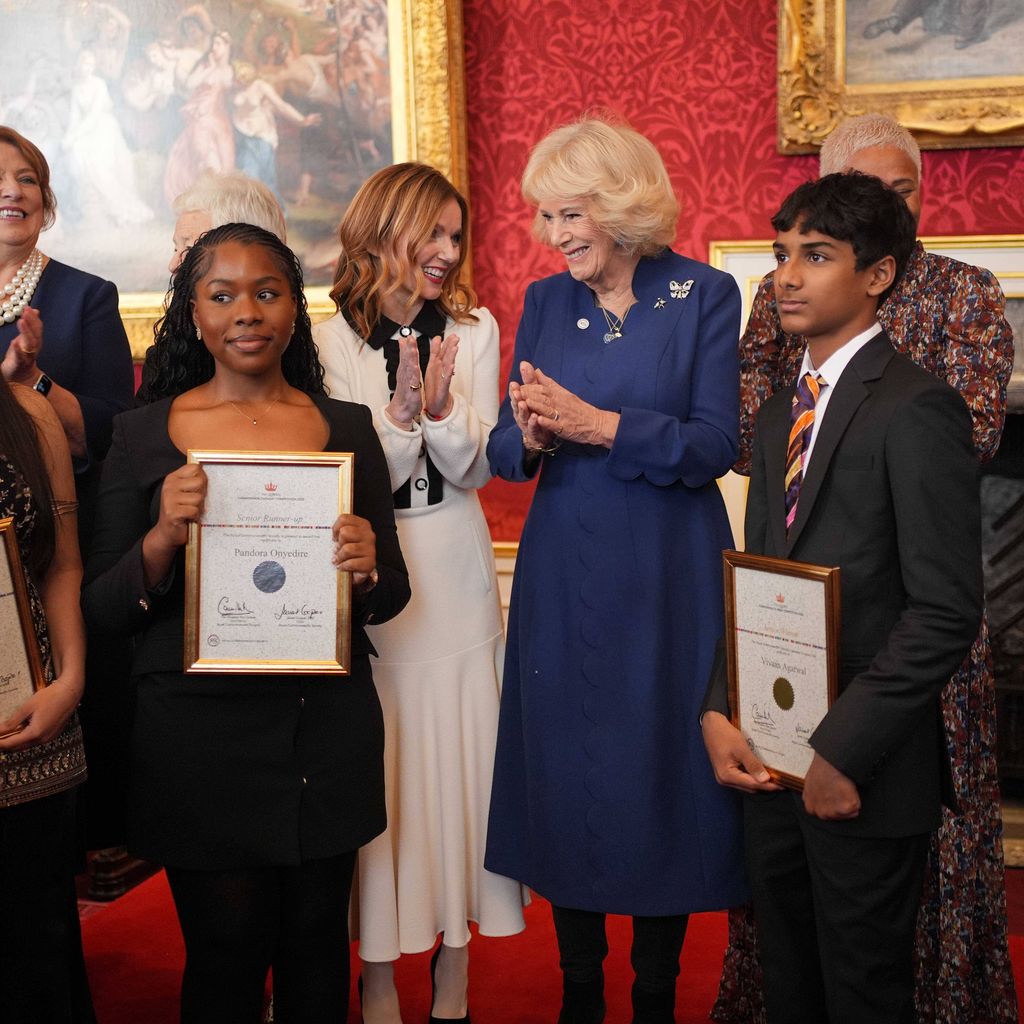 Königin Camilla und Geri Halliwell mit Kaira Puri, Pandora Onyedire, Vivian Agarwal und Lakshmi Manognya Achanta die Gewinner des Essay-Wettbewerbs