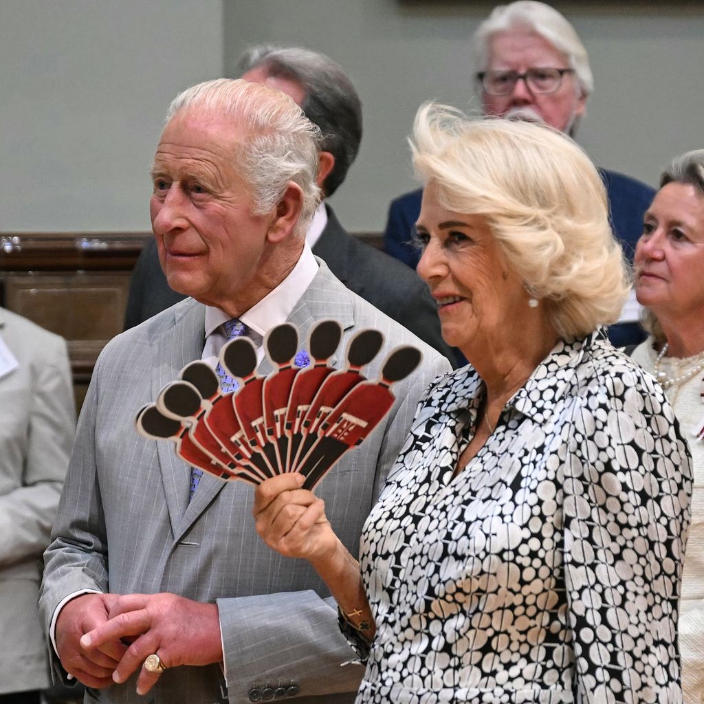 Königin Camilla fächert König Charles III. Luft bei einem Besuch der Dorset Opera in Blandford Forum