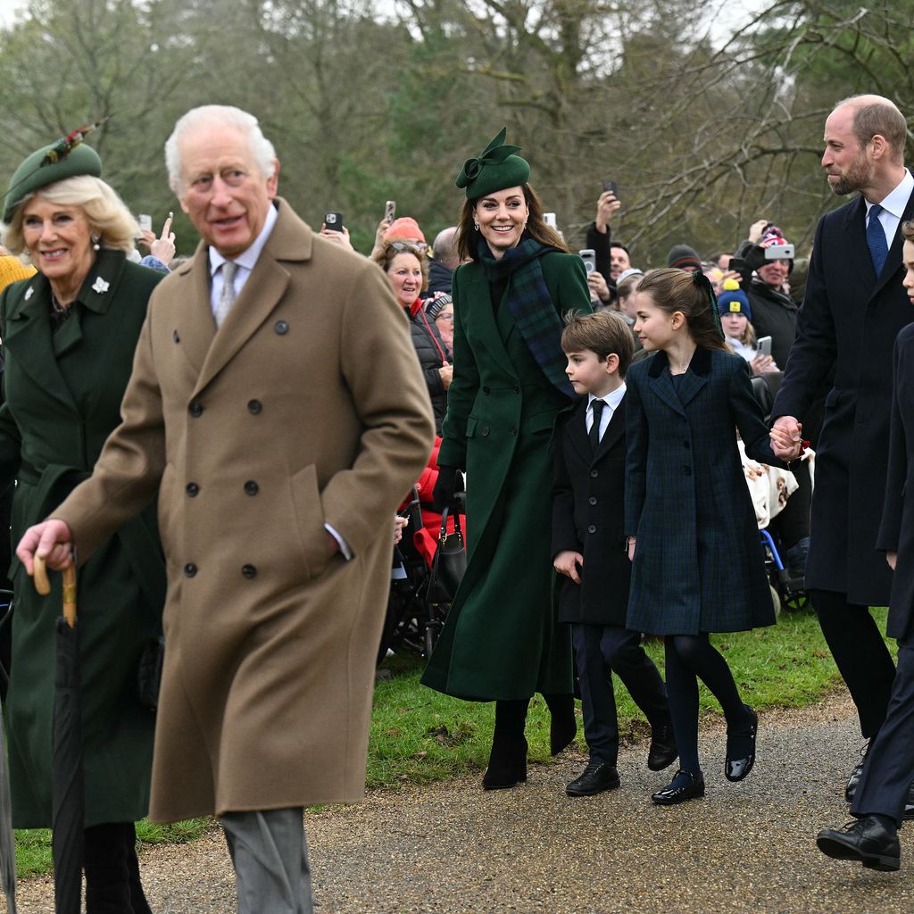 Königin Camilla und König Charles mit Kate, George, Charlotte, William und Louis, Dezember 2024