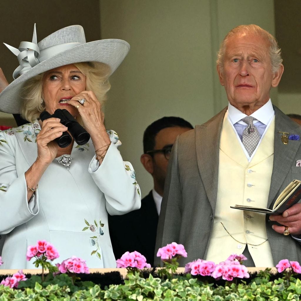 Königin Camilla und König Charles III. verfolgen das Ascot Stakes-Rennen am ersten Tag von Royal Ascot 2026