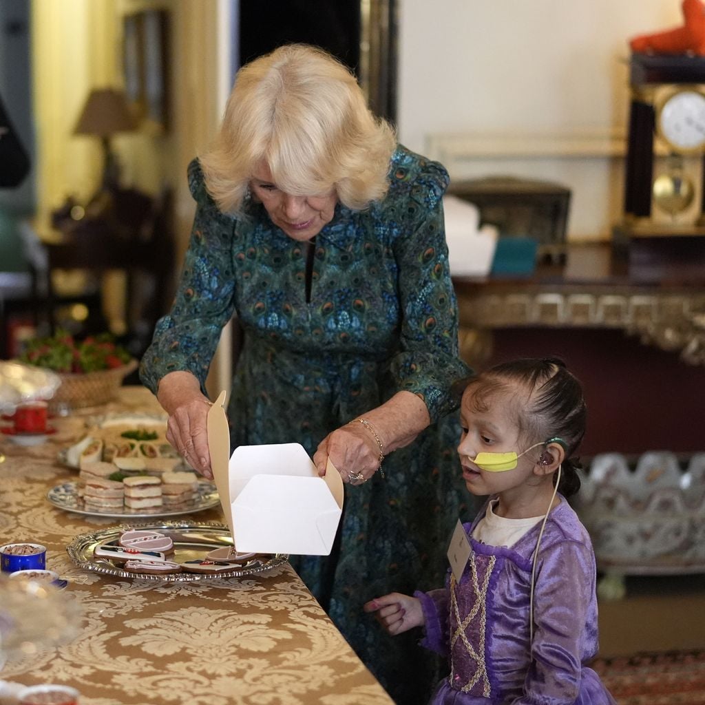 Königin Camilla veranstaltet eine Tea Party und Schatzsuche für Kinder von Dreams and Wishes in Clarence House