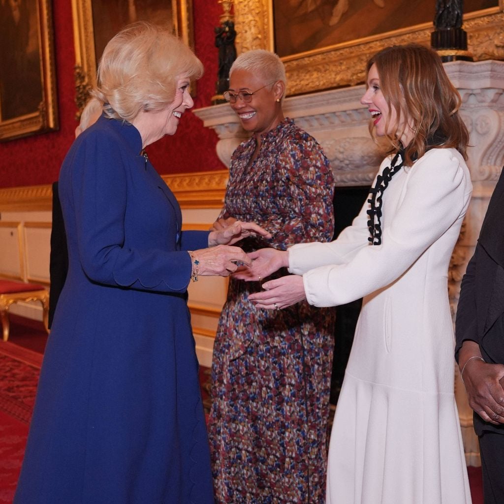 Königin Camilla begrüßt Geri Halliwell-Horner bei einem Empfang im St James’s Palace in London