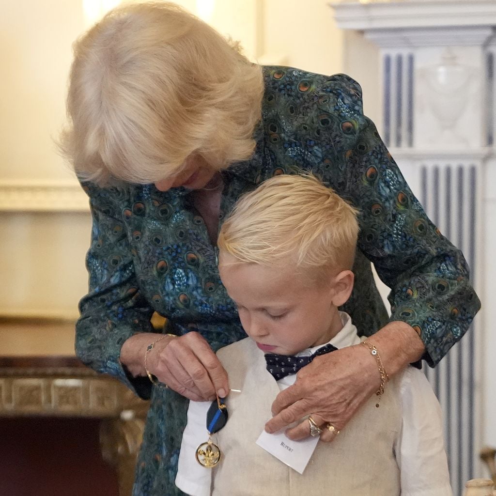 Bei einer Wohltätigkeitstee-Party in Clarence House ehrt Königin Camilla den siebenjährigen Rupert Williams