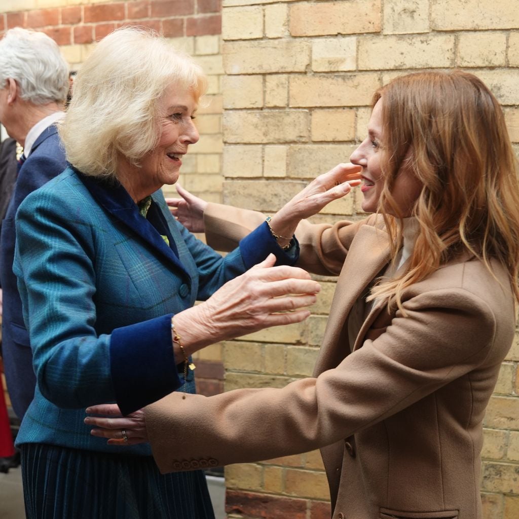 Königin Camilla und Geri Halliwell-Horner beim Besuch des Maggie's-Zentrums in Cheltenham zum 30-jährigen Jubiläum