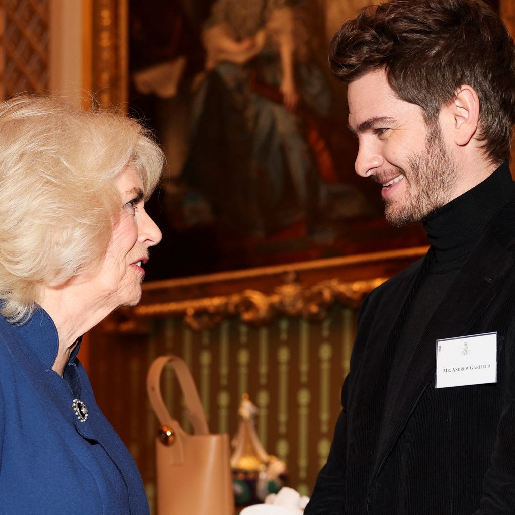 Königin Camilla und Andrew Garfield im Februar 2025 im Buckingham Palace