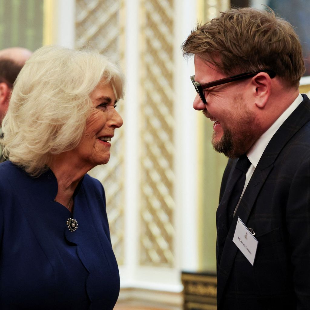 Königin Camilla und James Corden im Februar 2025 im Buckingham Palace