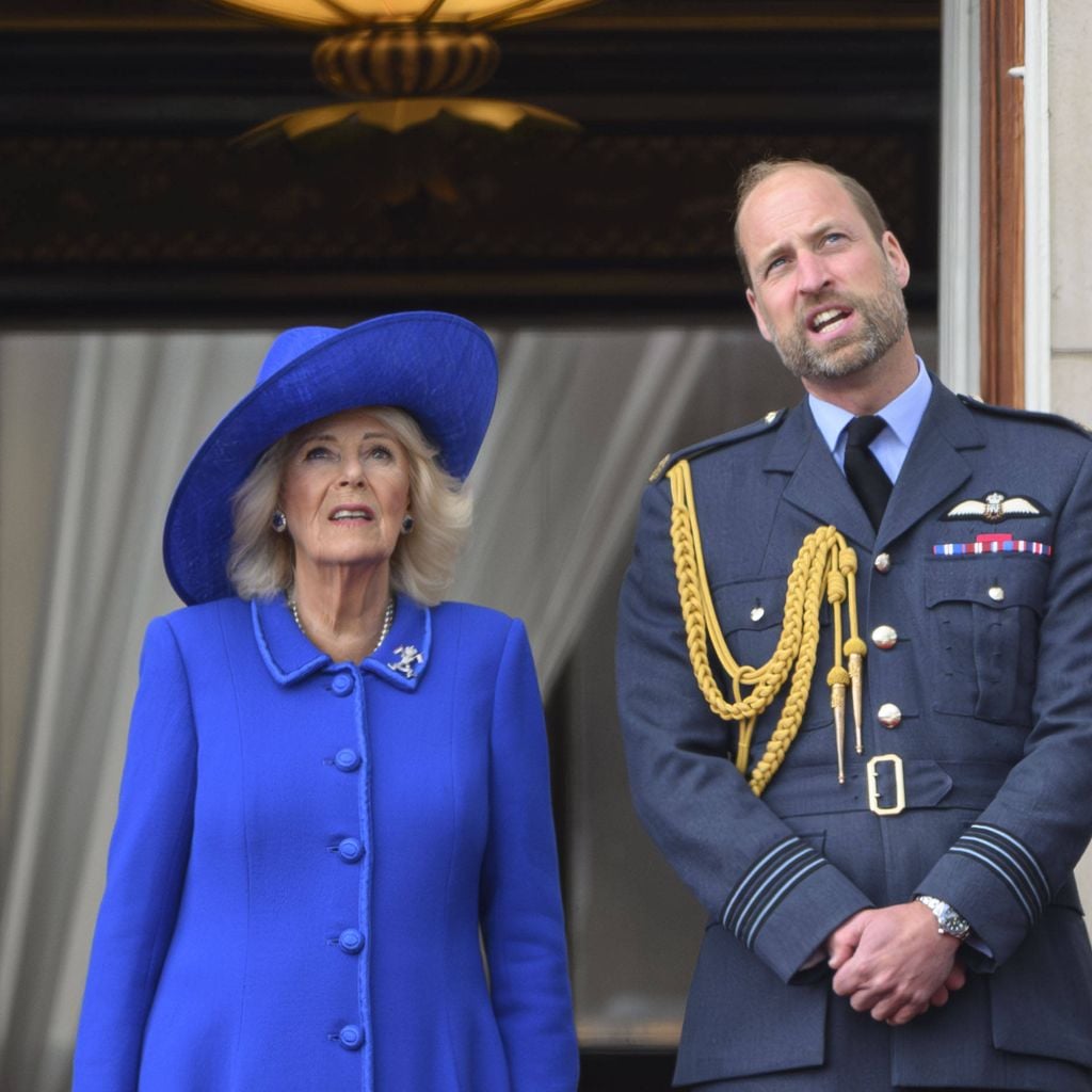 Königin Camilla und Prinz William auf dem Balkon des Buckingham Palace beim VE-Day-80-Jubiläum in London