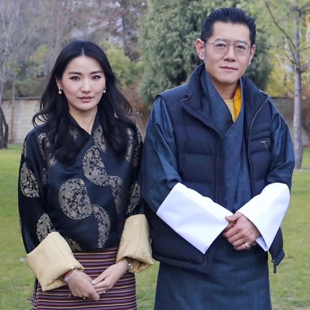Königin Jetsun und König Jigme Khesar Namgyel Wangchuck posieren