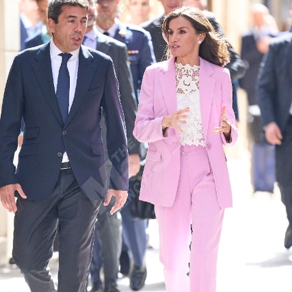 Königin Letizia in einem pinken Hosenanzug im März 2024