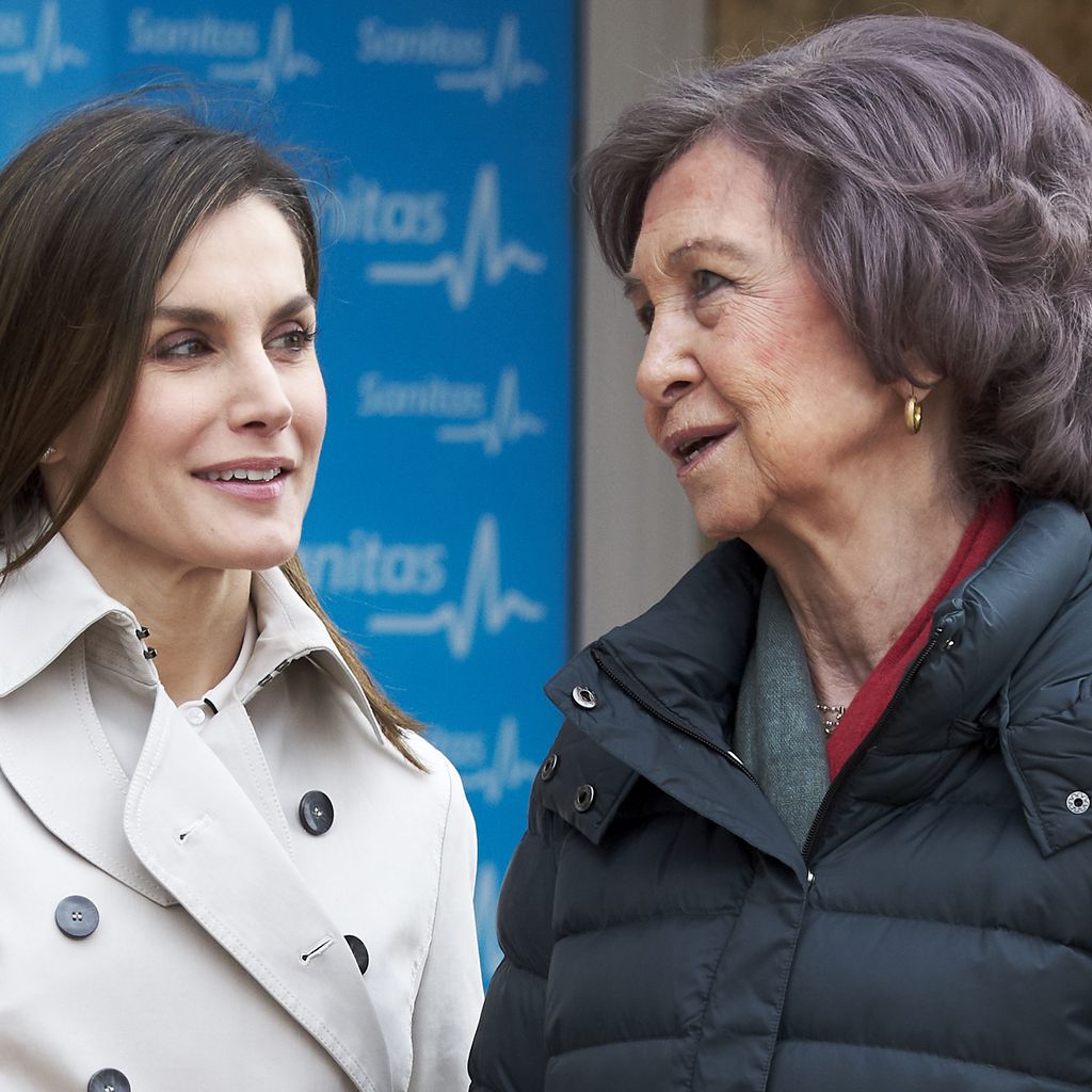 Königin Letizia und Königin Sofia vor dem Krankenhaus
