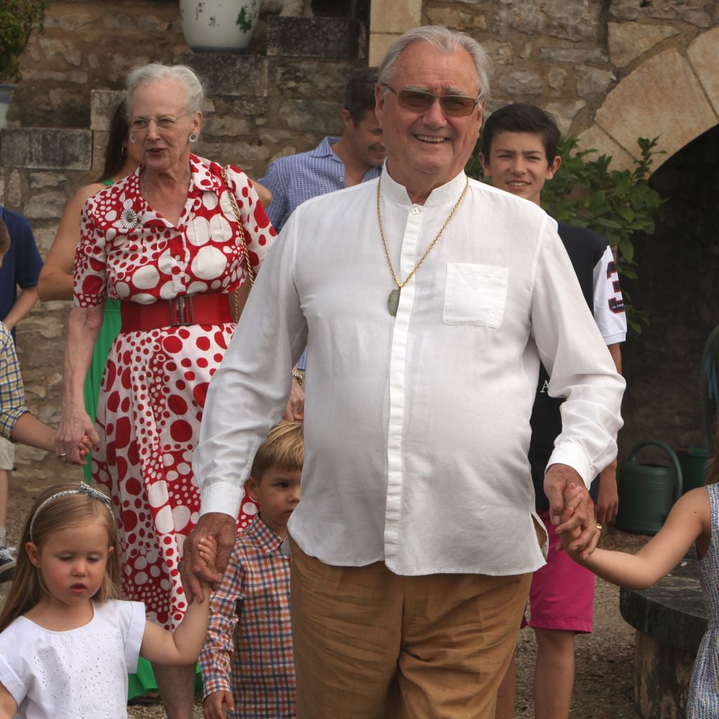 Königin Margrethe und Prinz Henrik mit ihren Enkeln