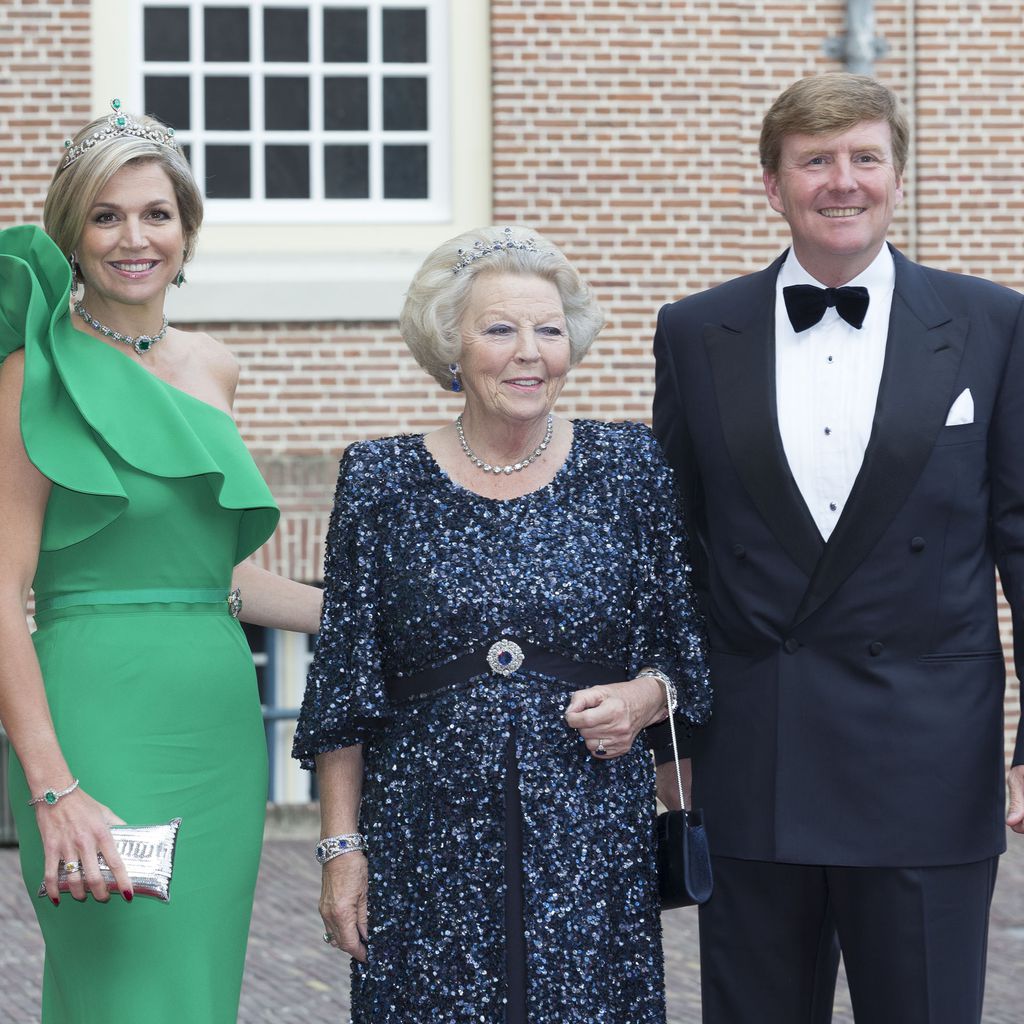 Königin Maxima, die frühere Königin Beatrix und König Willem-Alexander der Niederlande