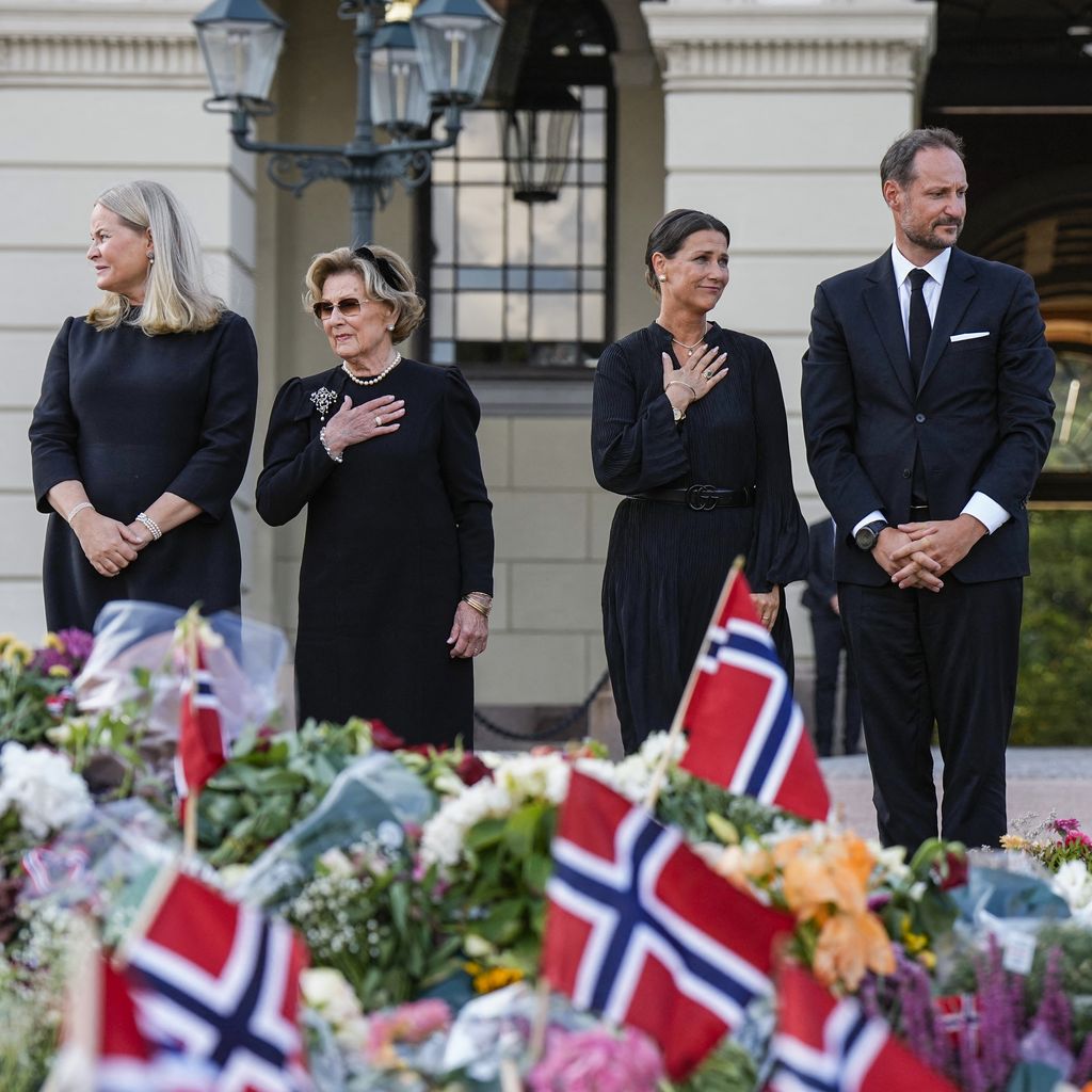 Königin Mette-Marit, Königin Sonja, Prinzessin Märtha Louise und König Haakon VIII. gedenken König Harald V. vor dem Schloss in Oslo