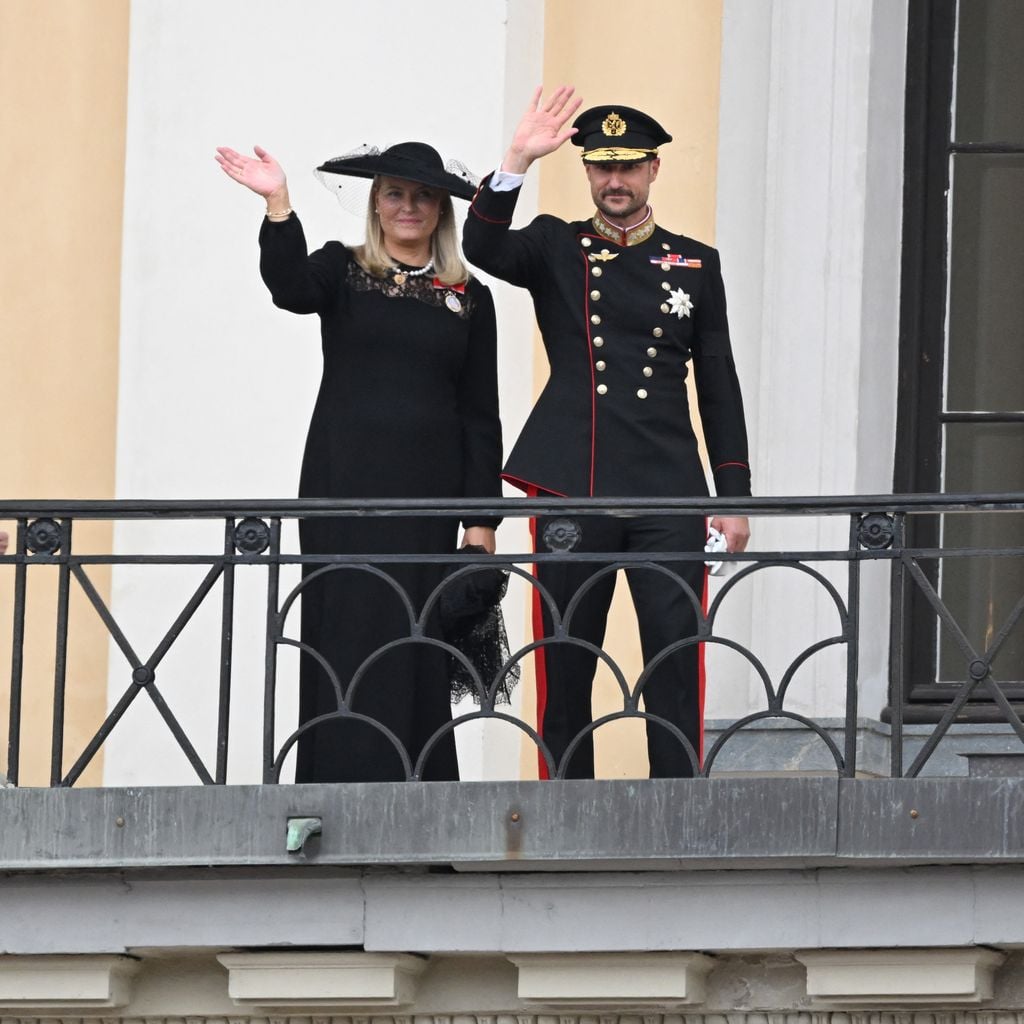 Königin Mette-Marit und König Haakon VIII grüßen vom Balkon des Königspalasts in Oslo
