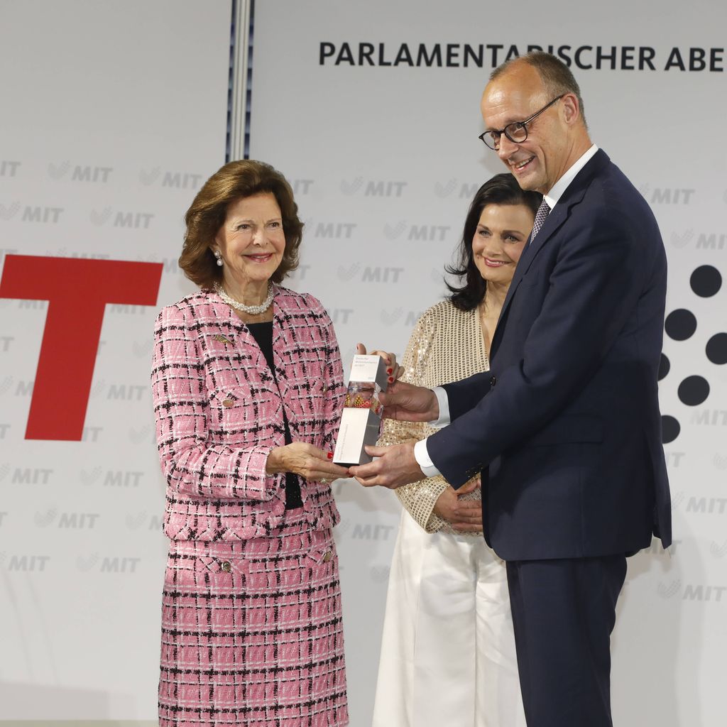 Königin Silvia von Schweden erhält den Sonderpreis der MIT von Friedrich Merz
