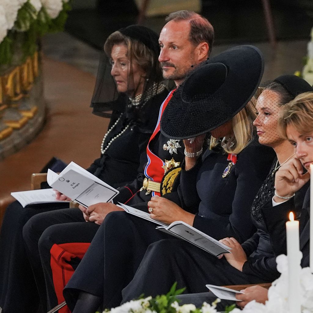 Königin Sonja, König Haakon und Königin Mette-Marit bei der Trauerfeier für König Harald in der Osloer Domkirche
