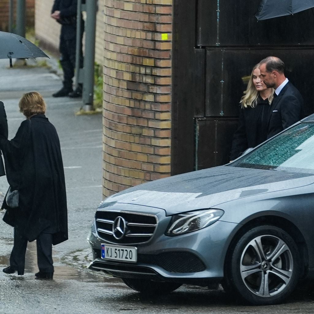 Königin Sonja, König Haakon VIII und Königin Mette-Marit verlassen nach Haralds Tod die Krankenhauskapelle im Regen