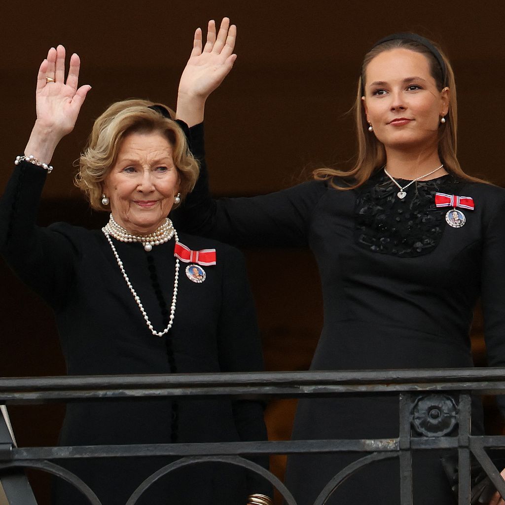 Königin Sonja, Kronprinzessin Ingrid Alexandra und Prinz Sverre Magnus winken nach der Beisetzung von König Harald V in Oslo