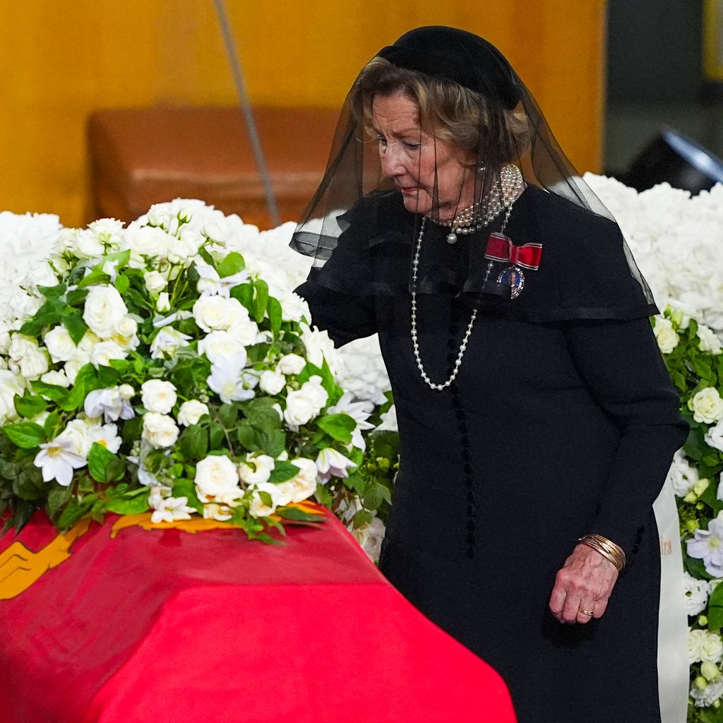Königin Sonja legt während der Trauerfeier in der Osloer Domkirche eine Rose auf den Sarg von König Harald V., 9. September 2026