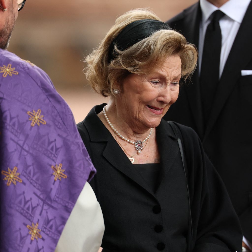 Königin Sonja verlässt nach dem Gedenkgottesdienst für König Harald V die Asker Kirche, neben ihr Dean Oyvind Stabrun
