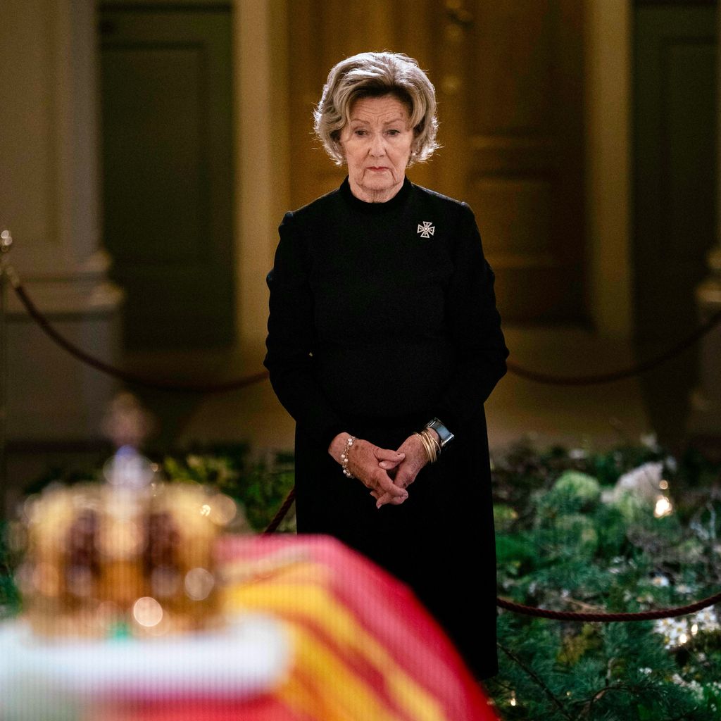 Königin Sonja trauert am Sarg ihres verstorbenen Mannes, König Harald V.