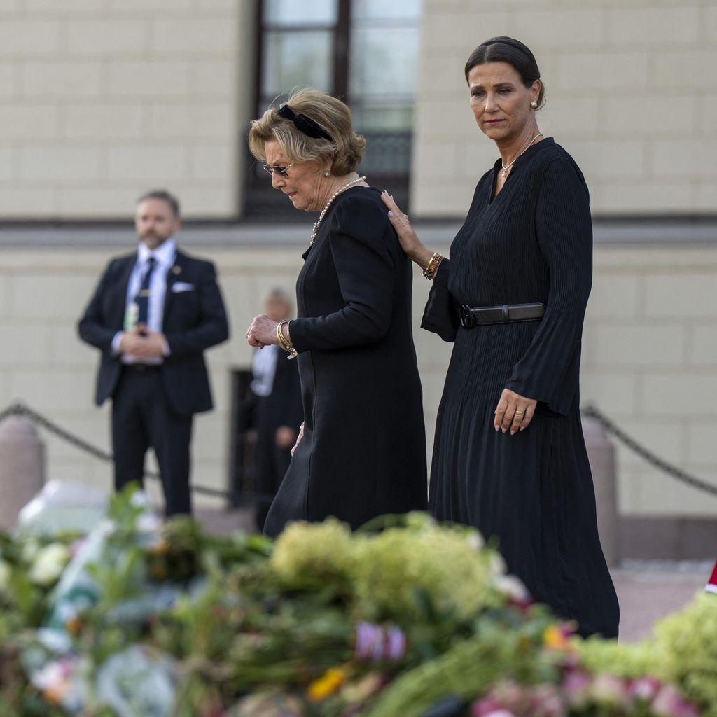 Königin Sonja und Prinzessin Märtha Louise gedenken König Harald V. vor Blumen und Beileidsbekundungen in Oslo