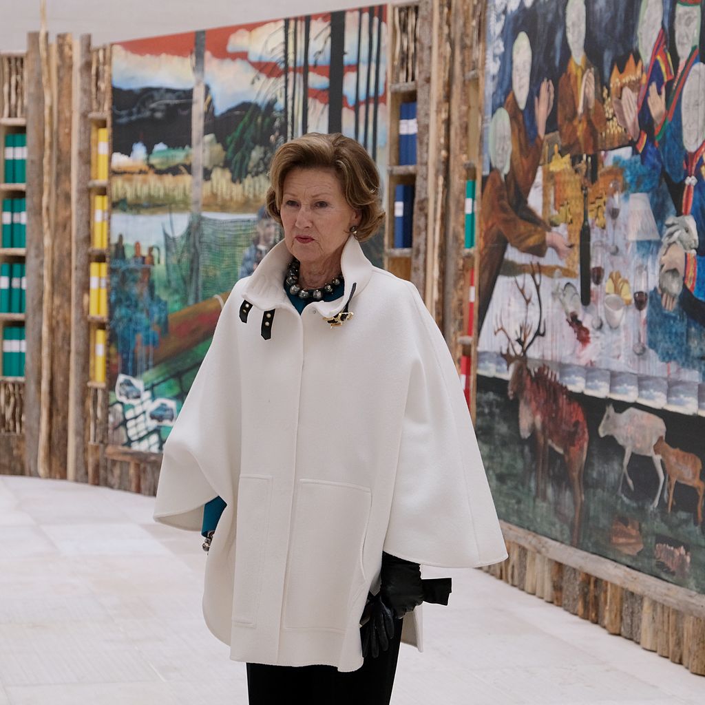 Königin Sonja von Norwegen bei einer Kunstausstellung
