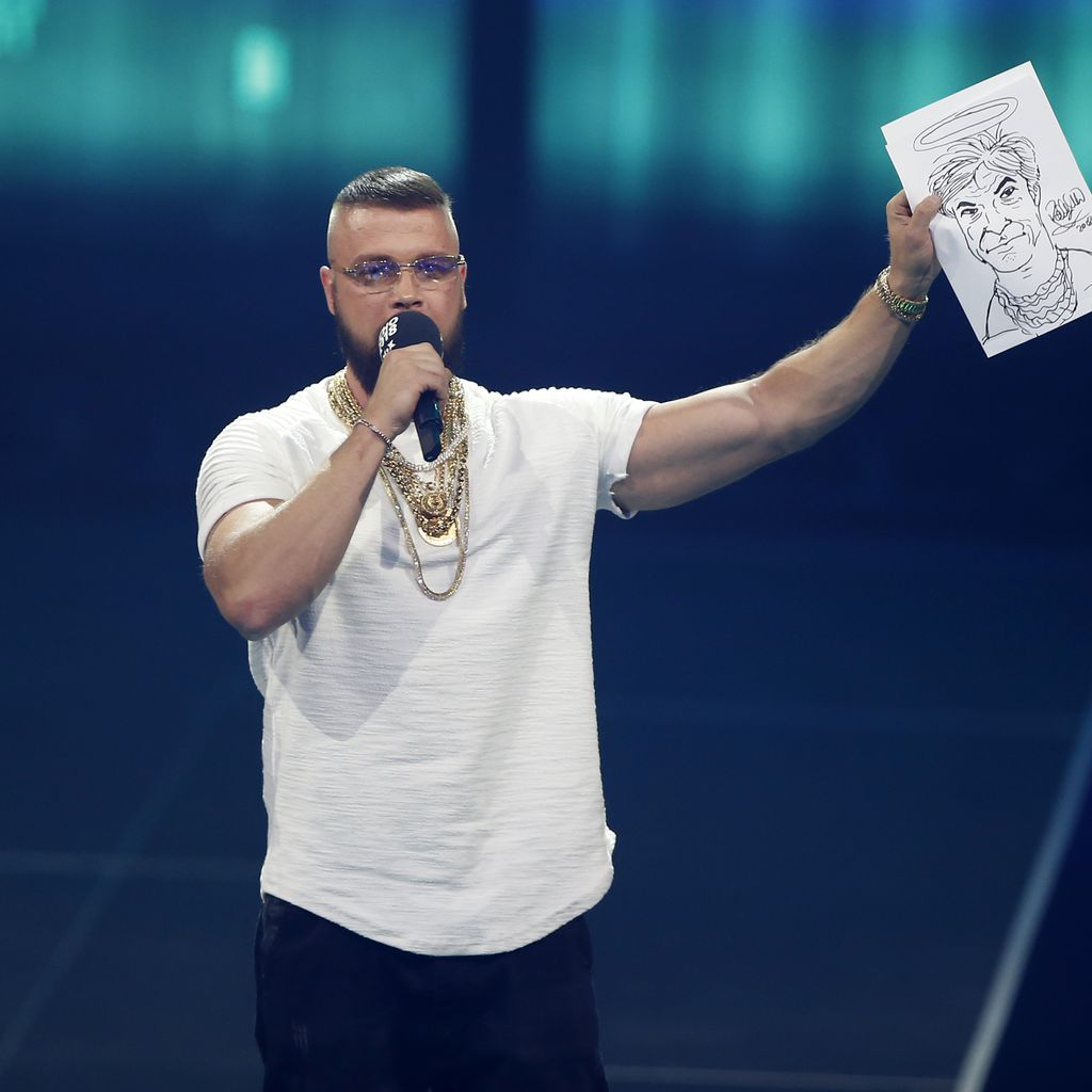 Kollegah mit Karikatur von Campino beim ECHO 2018